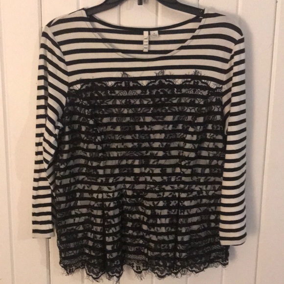 Black and white striped 3/4 top with black lace - Picture 1 of 4